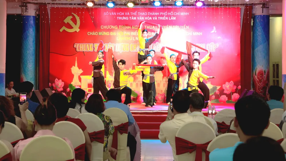 Chương trình văn nghệ tuyên truyền "Chung tay xây dựng chính quyền địa phương hai cấp" biểu diễn tại Trung tâm Cung ứng Dịch vụ Văn hóa và Thể thao phường Tân Thuận. Ảnh: BẢO LÂM