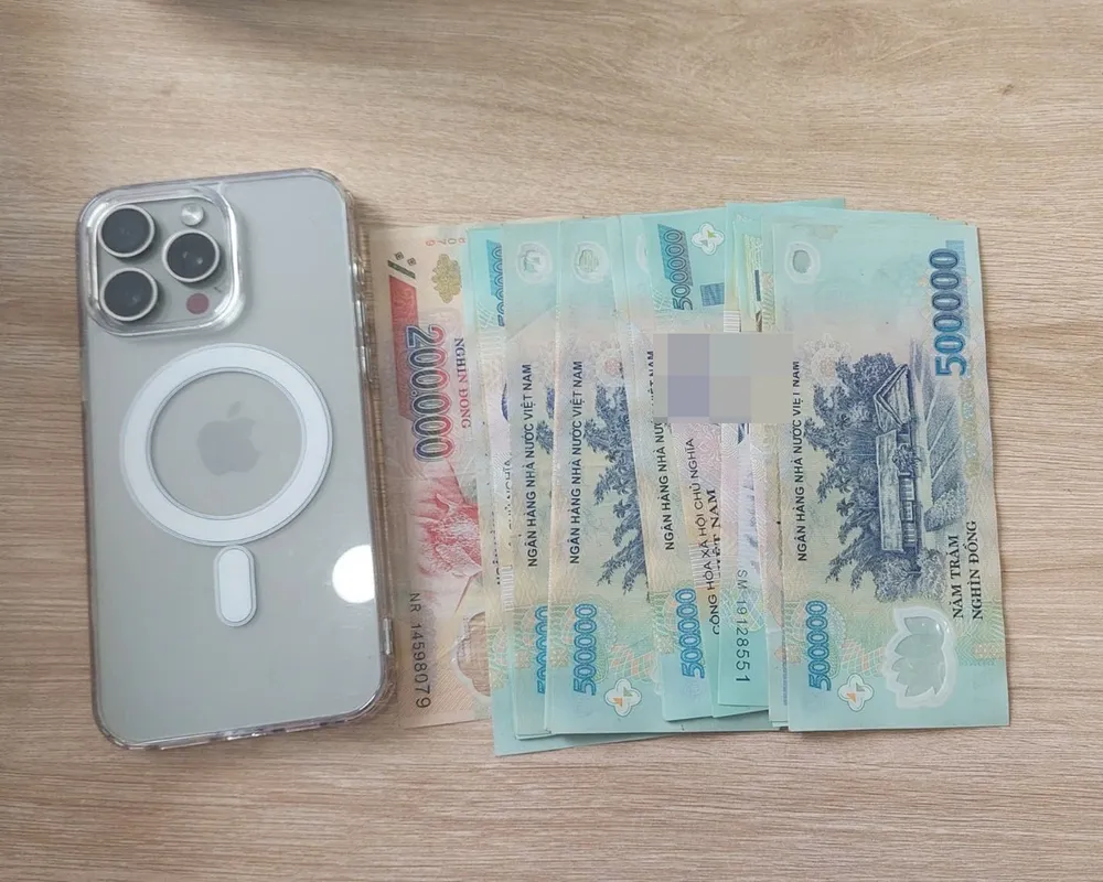 Số tiền còn lại và chiếc điện thoại di động đối tượng đã mua sau khi bán số vàng cướp được. Ảnh: Công an Lâm Đồng cuop2-6248-23.jpg
