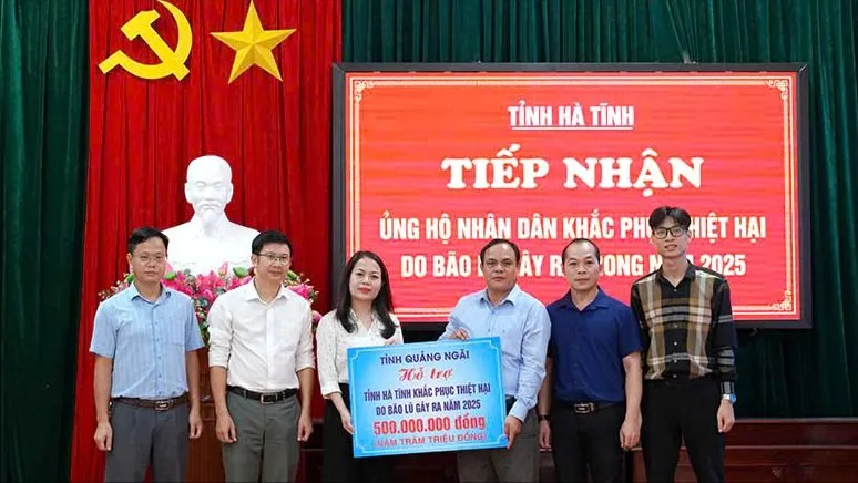 Đoàn công tác của Ủy ban MTTQ Việt Nam tỉnh Quảng Ngãi trao hỗ trợ cho tỉnh Hà Tĩnh 90c534db7adaf784aecb.jpg