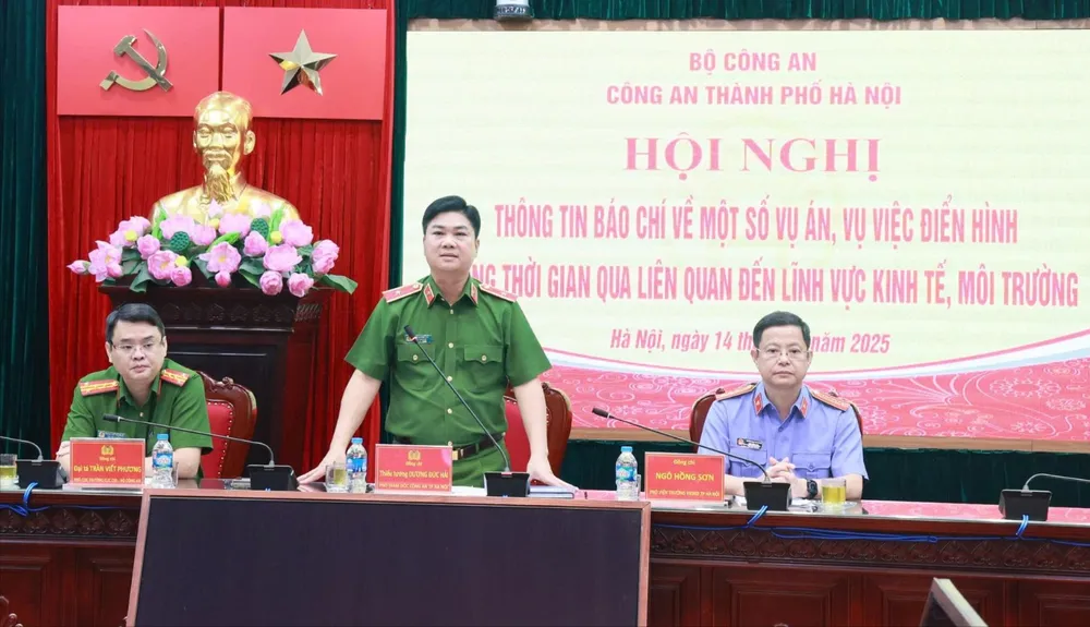 Thiếu tướng Dương Đức Hải chủ trì buổi cung cấp thông tin qunang canh.jpg