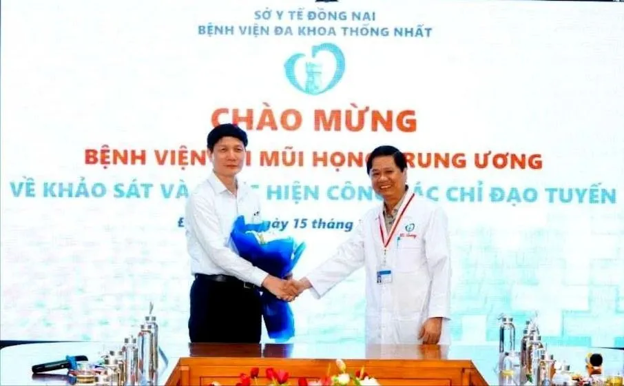 Phó Giám đốc phụ trách Bệnh viện Đa khoa Thống Nhất Nguyễn Tường Quang tặng hoa cảm ơn PGS-TS Phạm Tuấn Cảnh, Giám đốc Bệnh viện Tai Mũi Họng Trung ương 555882761_3068081170037349_3782234203821641151_n.jpg