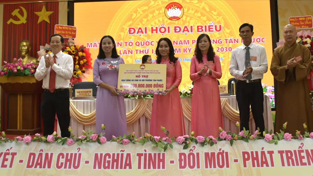 Dịp này, Ủy ban MTTQ Việt Nam TPHCM đã trao 200 triệu đồng cho công tác an sinh xã hội tại địa phương bà trúc .JPG