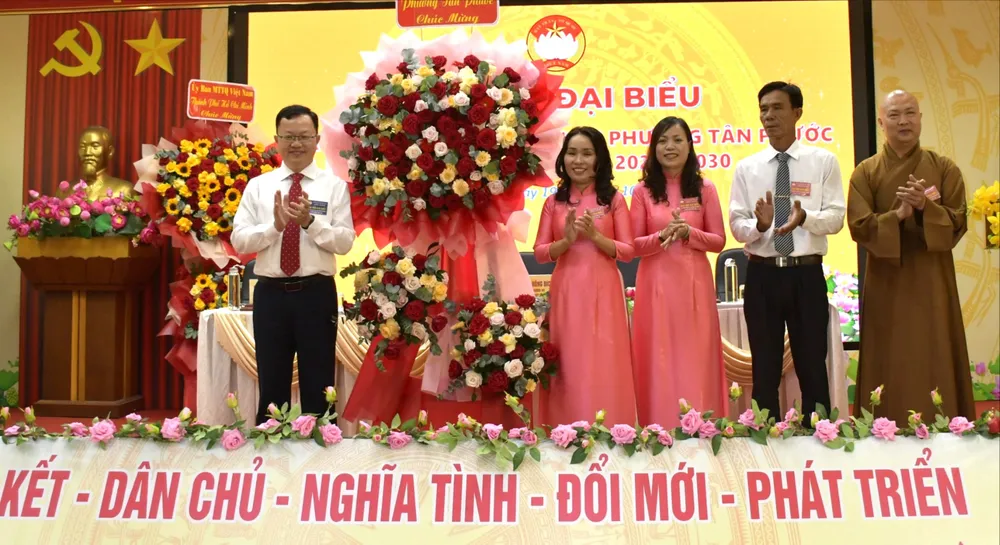 Ban Chấp hành Đảng bộ phường Tân Phước tặng hoa chúc mừng Đại hội bà trúc 4.JPG