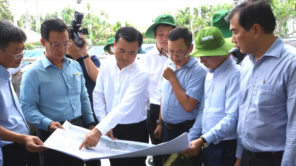 Phó Chủ tịch UBND TPHCM Bùi Xuân Cường kiểm tra tiến độ thực hiện nhà ở trên và ven kênh tại 3 phường: Chánh Hưng, Bình Đông và Phú Định. Ảnh: QUỐC HÙNG 7BXC1.jpg