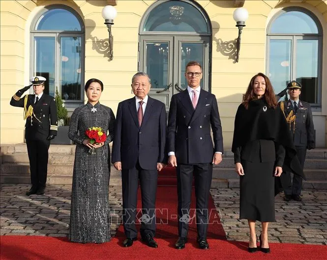 Tổng thống Cộng hòa Phần Lan Alexander Stubb và Phu nhân chủ trì Lễ đón chính thức Tổng Bí thư Tô Lâm và Phu nhân thăm chính thức Cộng hòa Phần Lan. Ảnh: Thống Nhất/TTXVN tongbithu.jpg