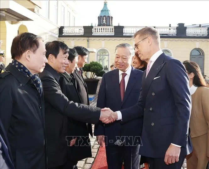 Tổng Bí thư Tô Lâm giới thiệu với Tổng thống Cộng hòa Phần Lan Alexander Stubb các thành viên đoàn Việt Nam. Ảnh: Thống Nhất/TTXVN tongbithu5.jpg