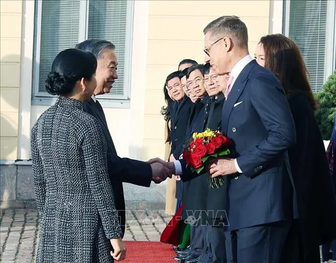 Tổng thống Cộng hòa Phần Lan Alexander Stubb và Phu nhân chủ trì Lễ đón chính thức Tổng Bí thư Tô Lâm và Phu nhân thăm chính thức Cộng hòa Phần Lan. Ảnh: Thống Nhất/TTXVN tongbithu6.jpg