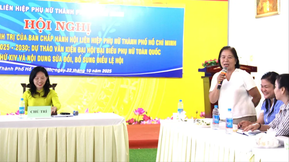 Bà Đặng Thị Mộng Huyền, nguyên Phó Chủ tịch Thường trực Hội LHPN tỉnh Bình Dương đóng góp ý kiến cho dự thảo IMG_2583.JPG