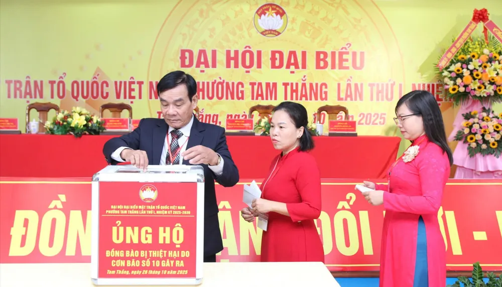 Các đại biểu ủng hộ đồng bào khắc phục hậu quả bão lũ tam thắng 4.jpg
