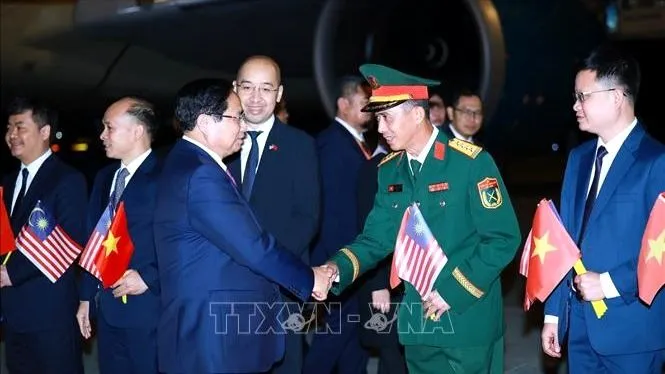 Cán bộ, nhân viên Đại sứ quán Việt Nam tại Malaysia đón Thủ tướng Phạm Minh Chính tham dự Hội nghị Cấp cao ASEAN lần thứ 47 và các Hội nghị Cấp cao liên quan. Ảnh: Dương Giang/TXVN thutuong_phamminhchinh2.jpg