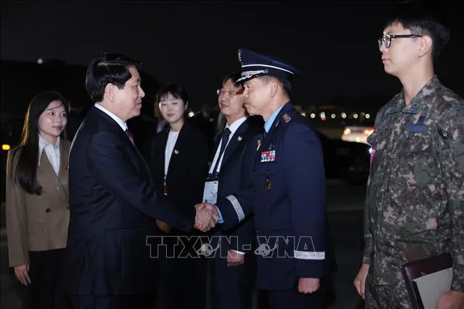 Tiễn Chủ tịch nước Lương Cường tại sân bay Gimhae, kết thúc tốt đẹp chuyến tham dự Tuần lễ Cấp cao APEC lần thứ 32 và làm việc song phương tại Hàn Quốc. Ảnh: Lâm Khánh/TTXVN chutichnuoc_luongcuong1.jpg