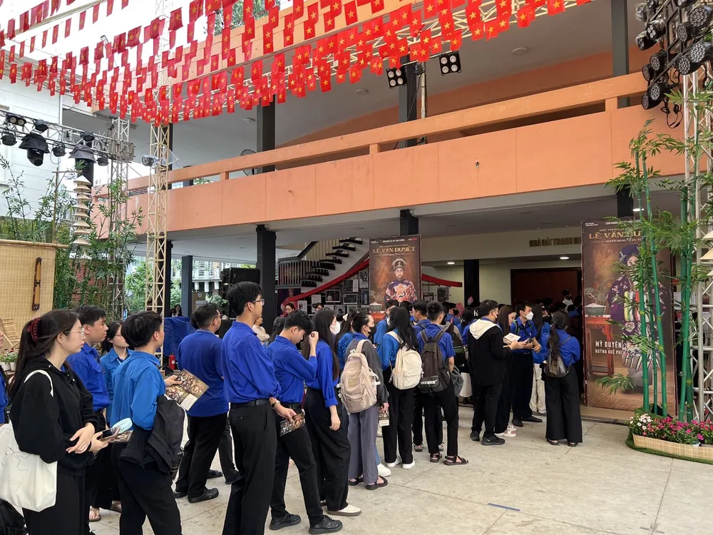 Rất đông công chúng đến xem vở diễn levanduyet.jpg