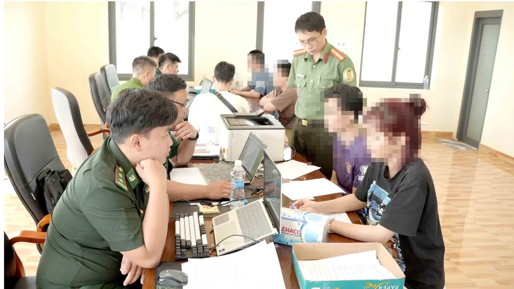 Lực lượng biên phòng, công an làm việc với các công dân Việt Nam được Campuchia trao trả