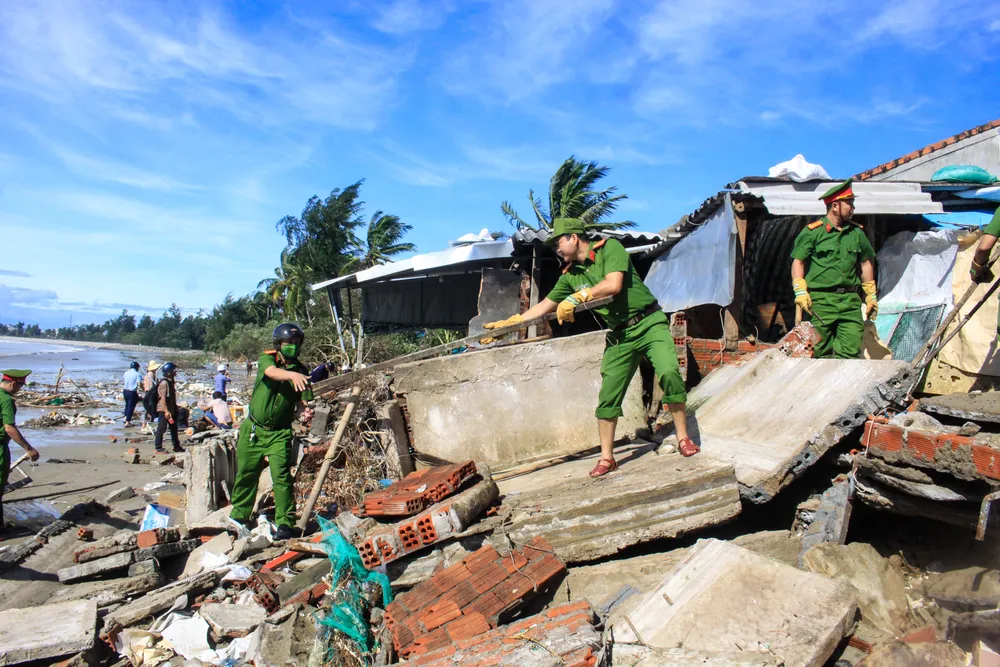 警察は、嵐の後、ティンケ村アンキ漁村(クアンガイ省)の住民が家を片付けるのを手伝っている。 H1g.jpg