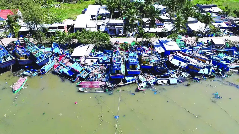 嵐の後、ソンカウ地区(ダクラク省)の多くの船が被害を受けた。写真:MAI CUONG - NGOC OAI - NGUYEN TRANG H1k.jpg