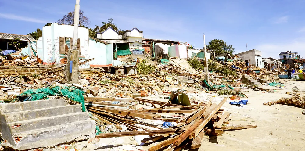 スアンタン漁村(ザライ省フーミードン村)の多くの家屋が波に飲み込まれた。写真:NGOC OAI H7a.jpg