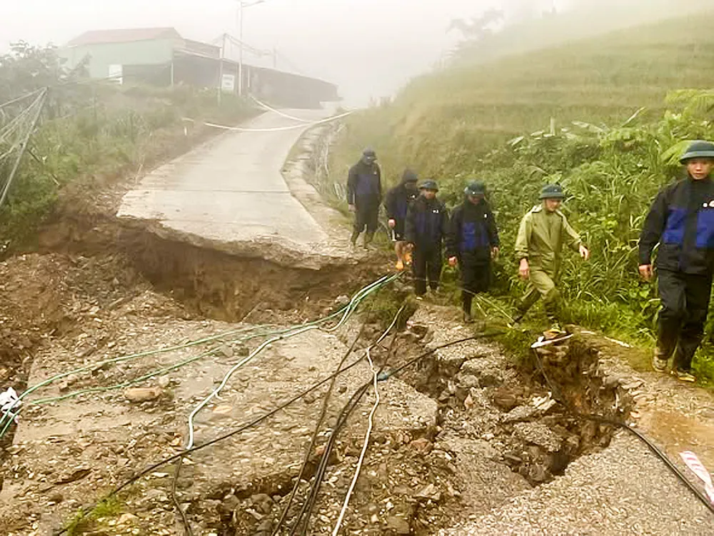 ダナン市チャリン村の交通路は豪雨により深刻な被害を受けた。写真:トラリン H7d.jpg