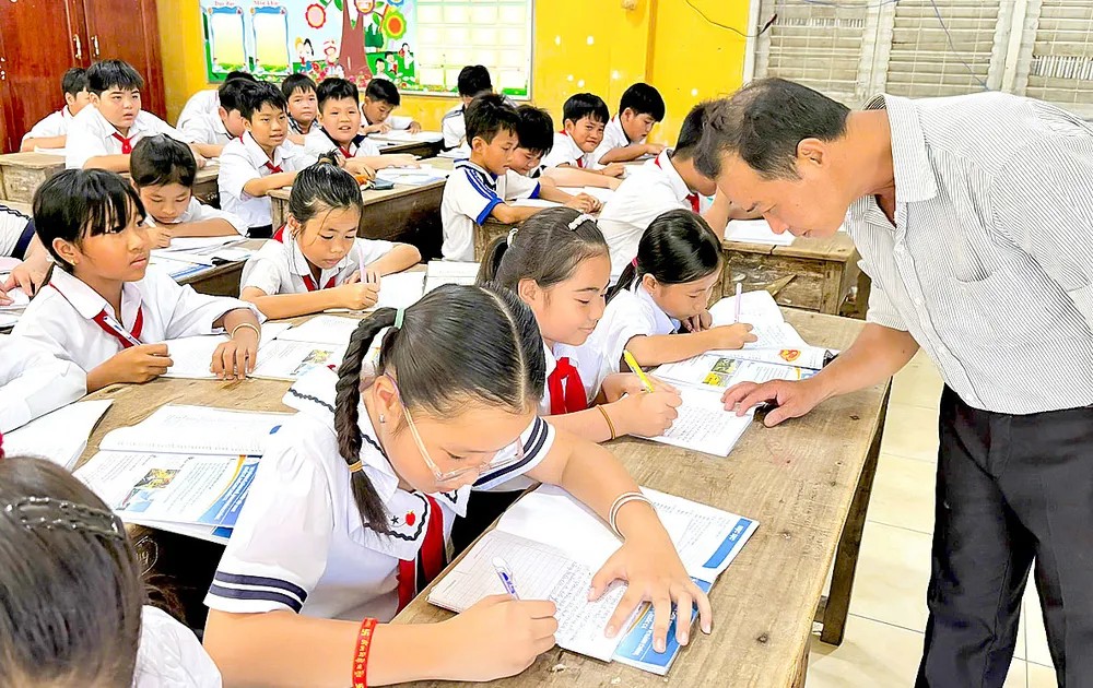 Thầy và trò Trường Tiểu học Thường Thới Tiền 1 (xã biên giới Thường Phước, Đồng Tháp) trong một giờ trên lớp. Ảnh: NGỌC PHÚC