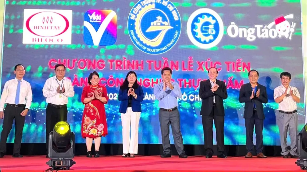 Các đại biểu thực hiện nghi thức khai mạc chương trình