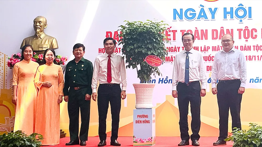 Đại diện Ủy ban MTTQ Việt Nam TPHCM (ngoài cùng bên phải) gửi tặng chậu cây xanh đến nhân dân phường Diên Hồng, nhằm góp phần lan tỏa phong trào “Sống xanh” tại khu dân cư