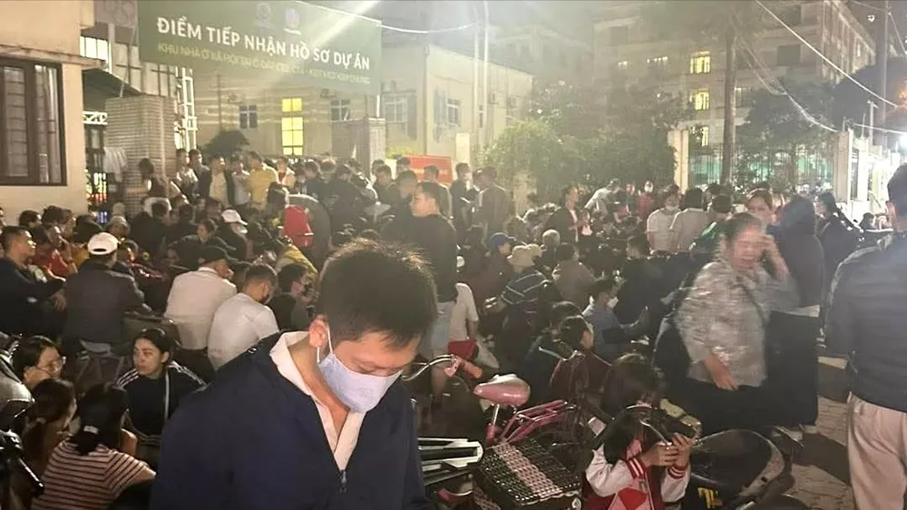 Hà Nội: Người dân chờ suốt đêm để nộp hồ sơ mua NoXH