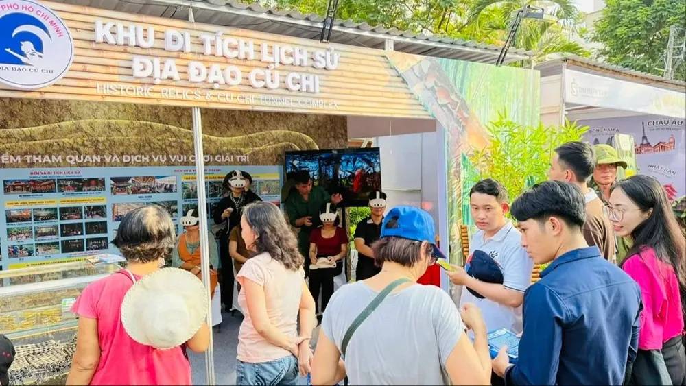 Du khách tìm hiểu thông tin tại gian hàng Khu di tích Lịch sử địa đạo Củ Chi