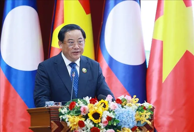 Thủ tướng Lào Sonexay Siphandone phát biểu tại Hội nghị xúc tiến đầu tư Việt Nam - Lào năm 2025. Ảnh: DƯƠNG GIANG/TTXVN