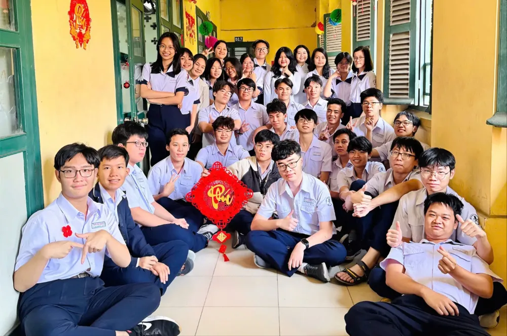 Học sinh lớp 11CA2, Trường THPT chuyên Trần Đại Nghĩa trang trí hành lang lớp học đón xuân