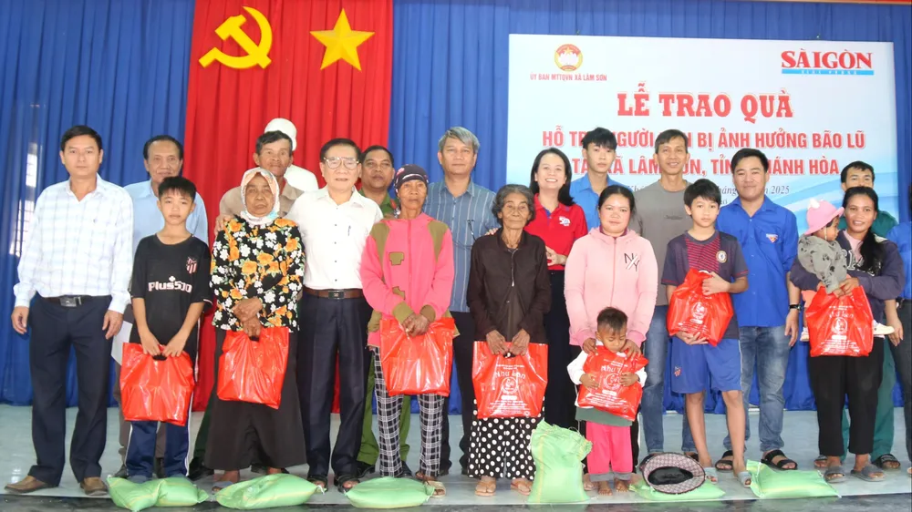 Đại diện Báo Sài Gòn Giải Phóng và Ủy ban MTTQ Việt Nam xã Lâm Sơn tặng quà do cơ sở Như Lan tài trợ đến bà con bị ảnh hưởng do mưa lũ