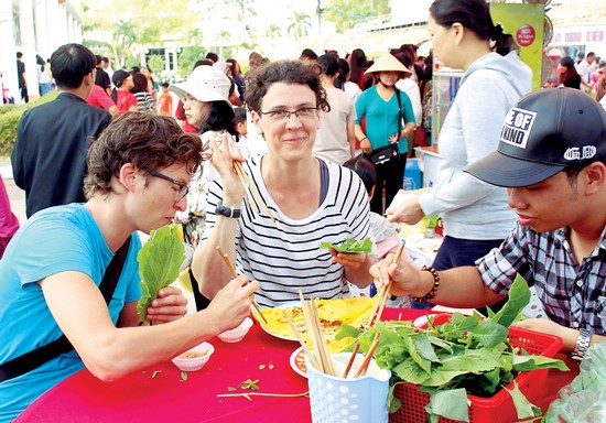 Traditional Cake Festival attracts many visitors ảnh 1 Traditional Cake Festival attracts many visitors ảnh 1