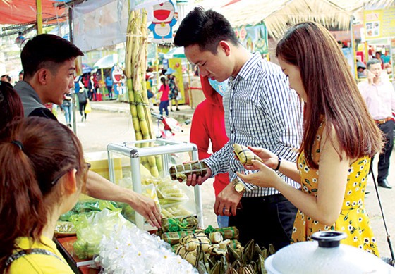 Traditional Cake Festival attracts many visitors ảnh 2 Traditional Cake Festival attracts many visitors ảnh 2