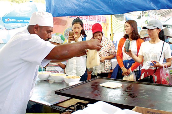 Traditional Cake Festival attracts many visitors ảnh 3 Traditional Cake Festival attracts many visitors ảnh 3