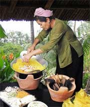 Artisan Nguyen Thi Xiem makes delicious banh xeo