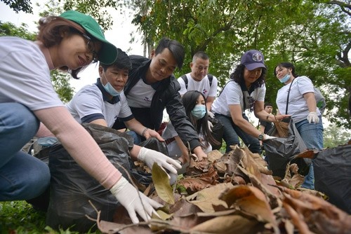 U.S. Ambassador & 1,000 volunteers join environmental protection ảnh 1