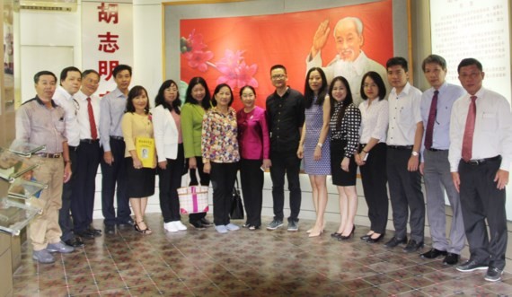 The delegation members pose at Guangdong Museum of Revolutionary History