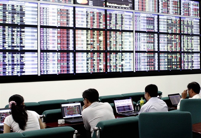 Investors at Maybank KimEng Securities Co in HCM City. — VNA/VNS Photo Hoàng Hải 