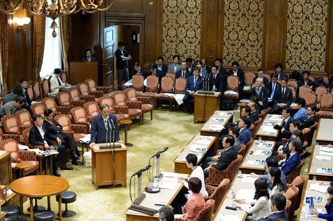 Japanese Chief Cabinet Secretary Yoshihide Suga (central, front) speaks at the parliament in Tokyo, Japan, on Monday. VNS 