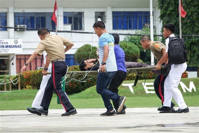 A victim in the attack on two Presidential Security Group vehicles in Mindanao province receives first aid (Photo: EPA/VNA)