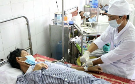 A doctor examines an HIV patient at the Việt Nam-Czech Friendship Hospital in the northern port city of Hải Phòng. — VNA/VNS Photo Dương Ngọc