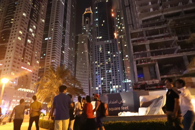 Fire is seen at the 1,105 foot tall Torch tower skyscraper on August 4, 2017 in Dubai. — AFP/VNA Photo 