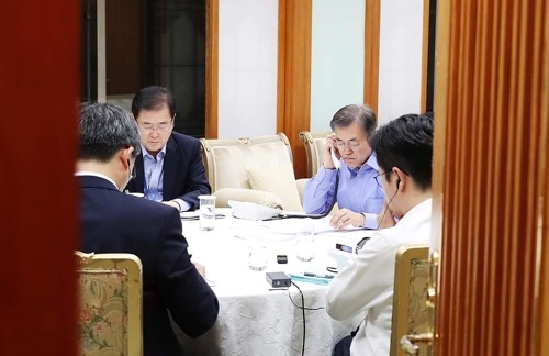 In this photo provided by the presidential office Cheong Wa Dae, South Korean President Moon Jae-in (2nd from R) holds a telephone conversation with his U.S. counterpart Donald Trump at his office on Sept. 1, 2017. (Yonhap)