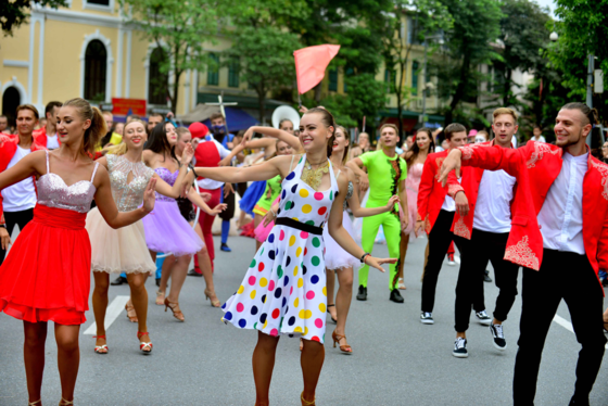 Int'l Carnival at walking street, Hanoi lures visitors