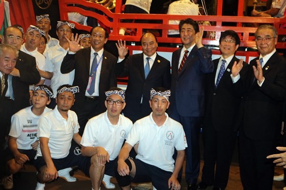 Vietnamese PM Phuc and his Japanese counterpart Shinzo Abe join in the ribbon cutting ceremony of Vietnam-Japan Cultural Space-Photo SGGP