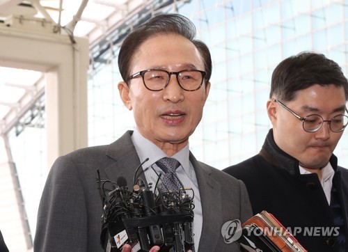 Former President Lee Myung-bak speaks to the press at Incheon International Airport, west of Seoul, on Nov. 12, 2017. (Yonhap)