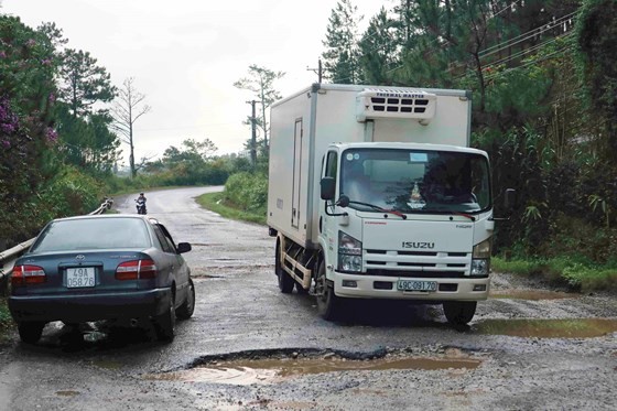 Lam Dong spends VND 550mln to repair Mimosa Mountain Pass’s road surfaces ảnh 2 Lam Dong spends VND 550mln to repair Mimosa Mountain Pass’s road surfaces ảnh 2