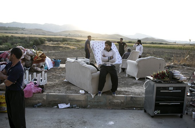 Iran quake survivors spend second night in the open air
