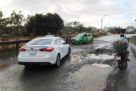 Lam Dong spends VND 550mln to repair Mimosa Mountain Pass’s road surfaces ảnh 3 Lam Dong spends VND 550mln to repair Mimosa Mountain Pass’s road surfaces ảnh 3