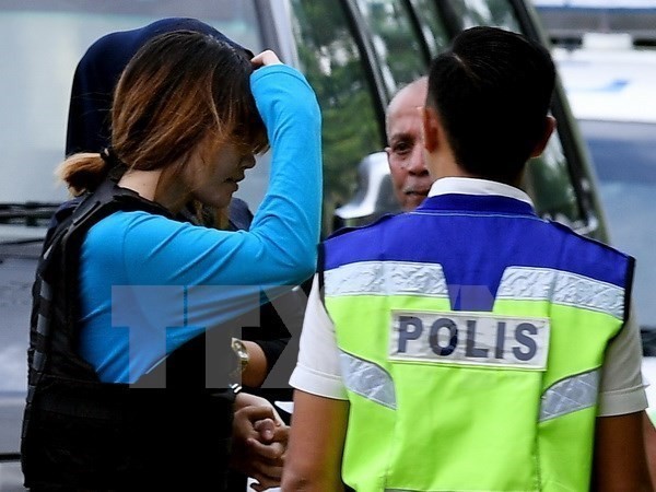 Vietnamese citizen Doan Thi Huong is escorted to the court in Sepang, Malaysia. (Source: AFP/VNA)