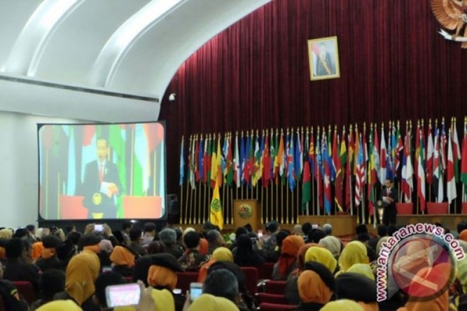 President Joko Widodo attends the celebration of the 51st anniversary of the Siliwangi Youth Force at Gedung Merdeka, Bandung, West Java (Source: Antaranews.com)