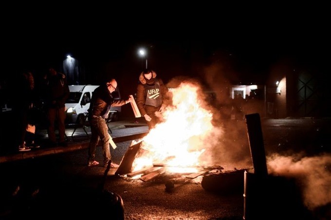 Union anger after fresh attack on French prison guards 